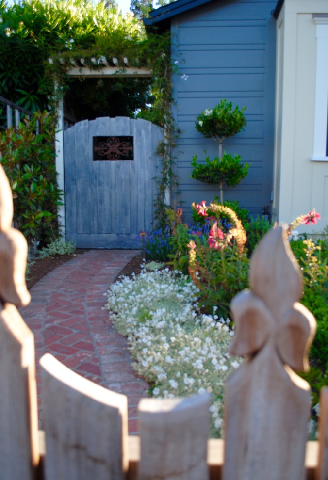 Ispirazione per un piccolo giardino stile shabby davanti casa con cancello