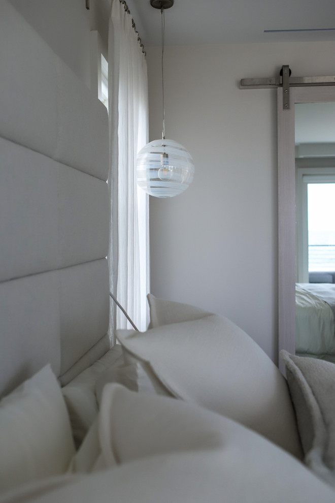 Ispirazione per una camera matrimoniale stile marino di medie dimensioni con pareti beige