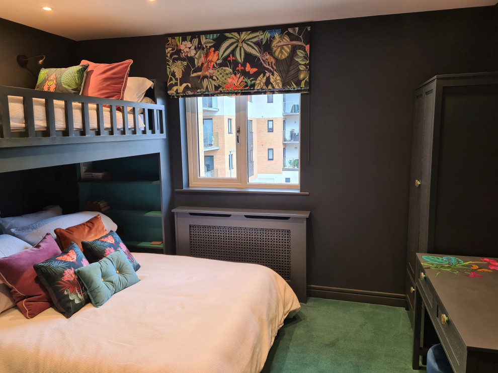 コーンウォールにある小さなコンテンポラリースタイルのおしゃれな客用寝室 (黒い壁、カーペット敷き、緑の床)