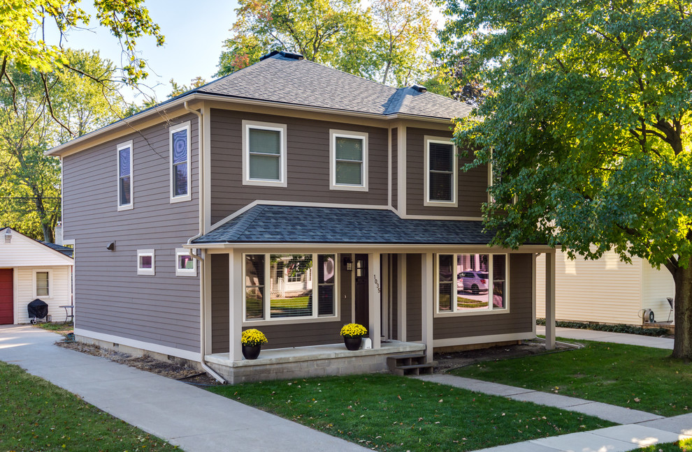 Example of a transitional home design design in Detroit