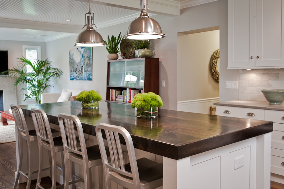 Example of a transitional home design design in Chicago