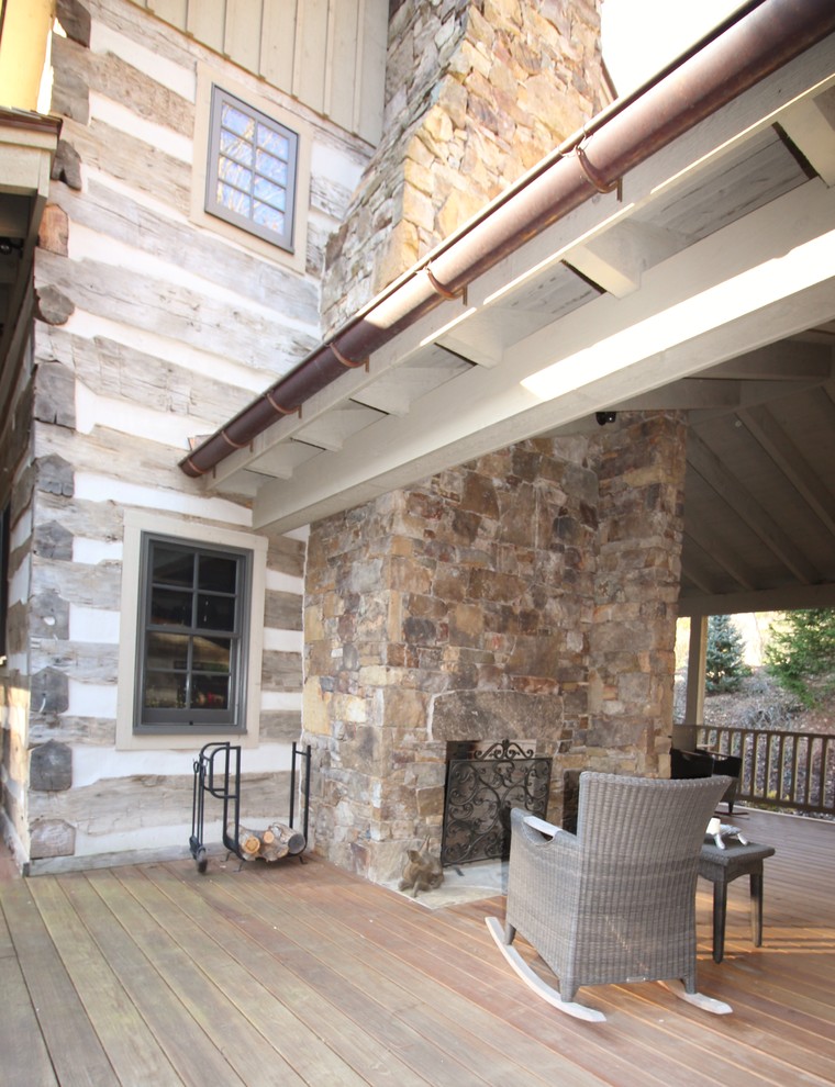 Example of a mid-sized mountain style home design design