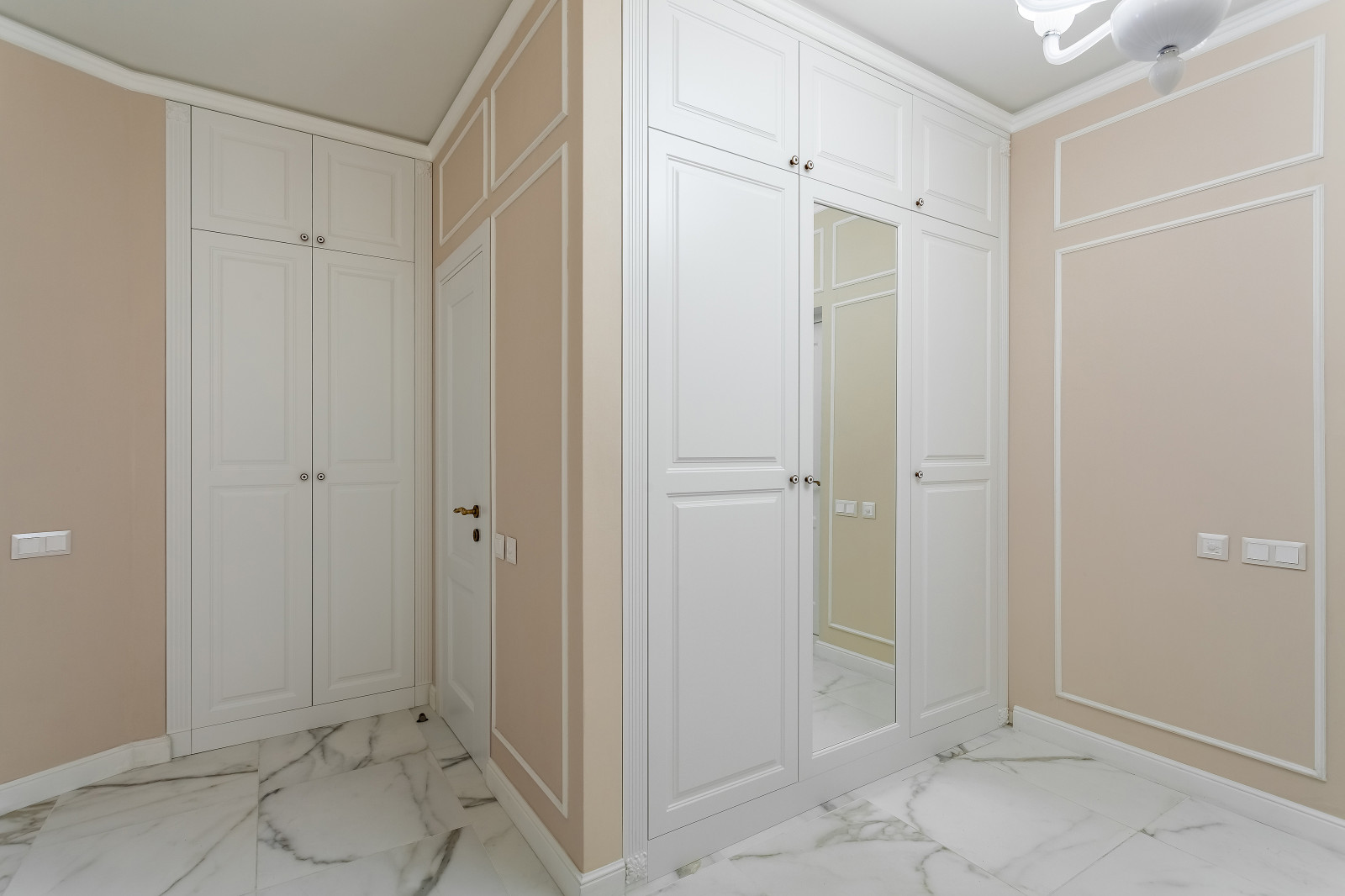 Белый шкаф в эмали