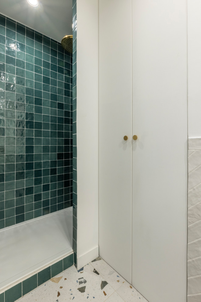 Idéer för mellanstora funkis en-suite badrum, med skåp i ljust trä, en dusch i en alkov, vit kakel, porslinskakel, terrazzogolv, ett fristående handfat och träbänkskiva