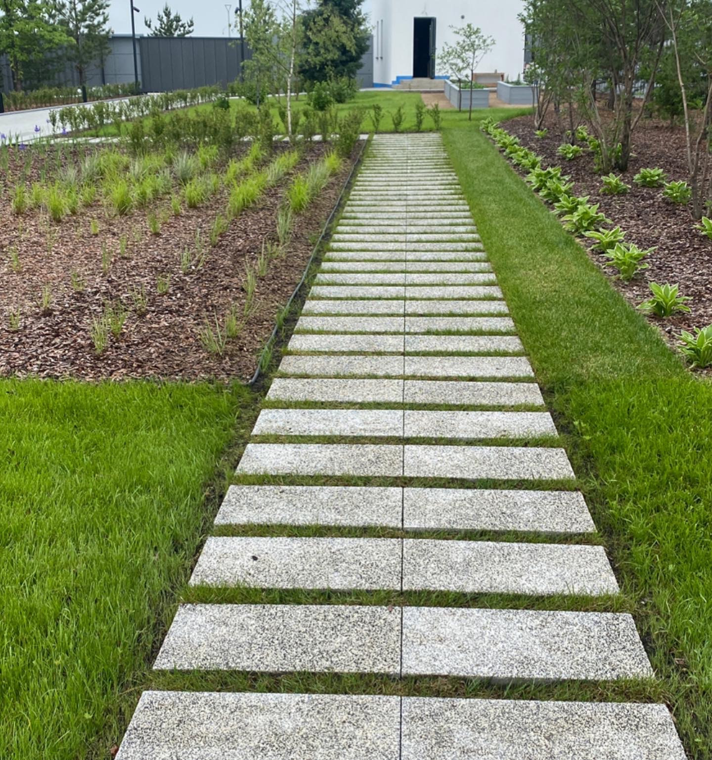 Современный сад на берегу реки