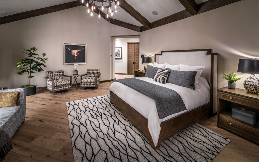 Großes Modernes Hauptschlafzimmer mit beiger Wandfarbe, braunem Holzboden, braunem Boden und gewölbter Decke in Milwaukee