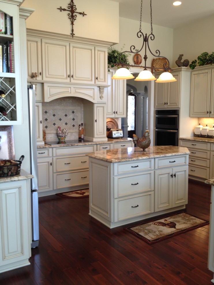 Inspiration for a large traditional kitchen in Richmond.