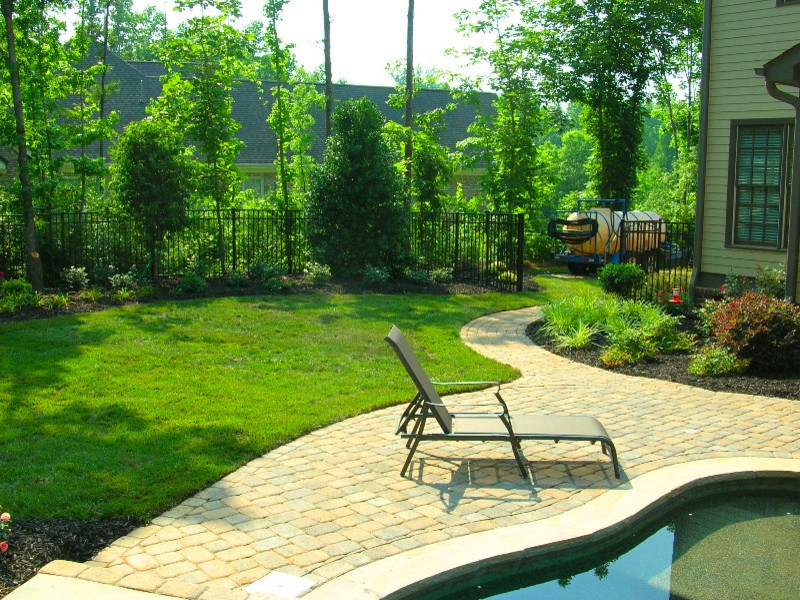 Inspiration for a transitional landscaping in Charlotte.