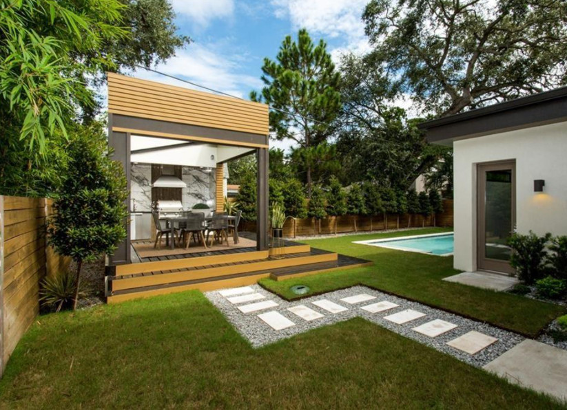 Diseño de patio moderno de tamaño medio sin cubierta en patio trasero con jardín de macetas