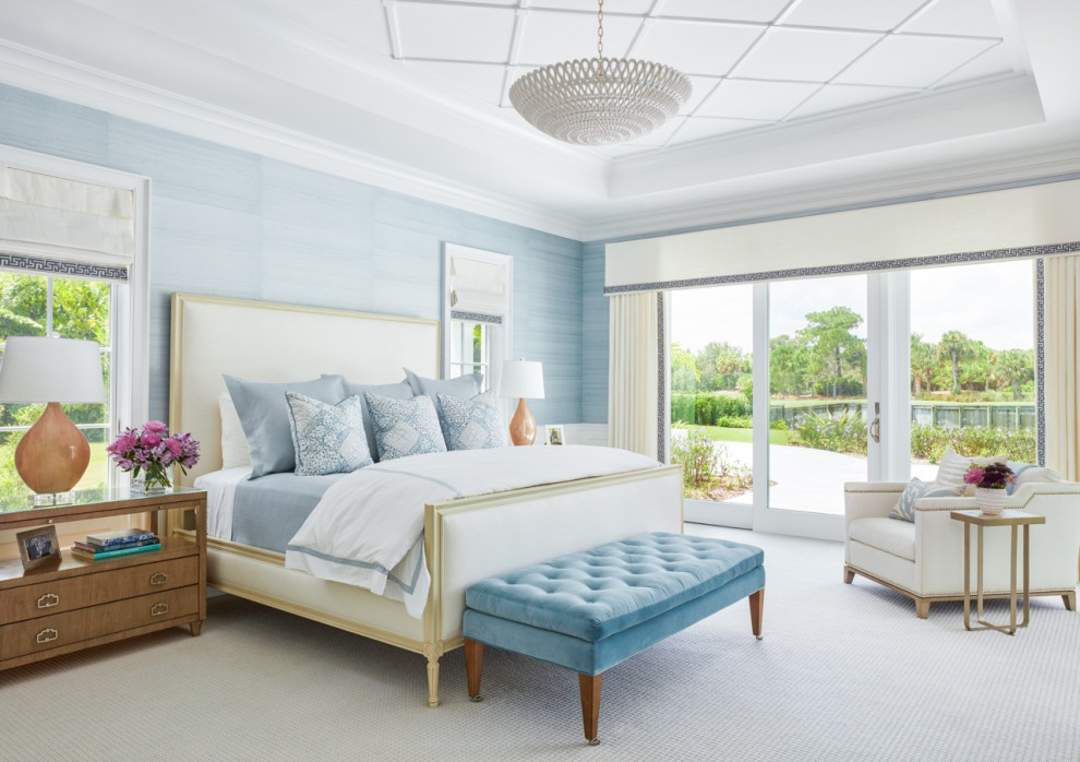 На фото: спальня в морском стиле с ковровым покрытием и обоями на стенах
