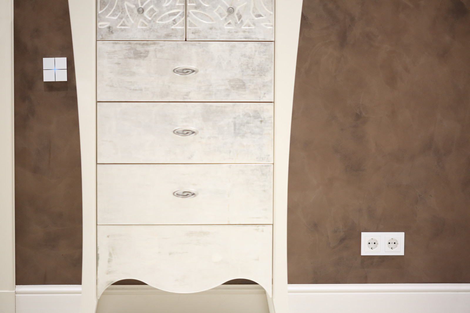 Сенсорный выключатель Basalte Sentido.