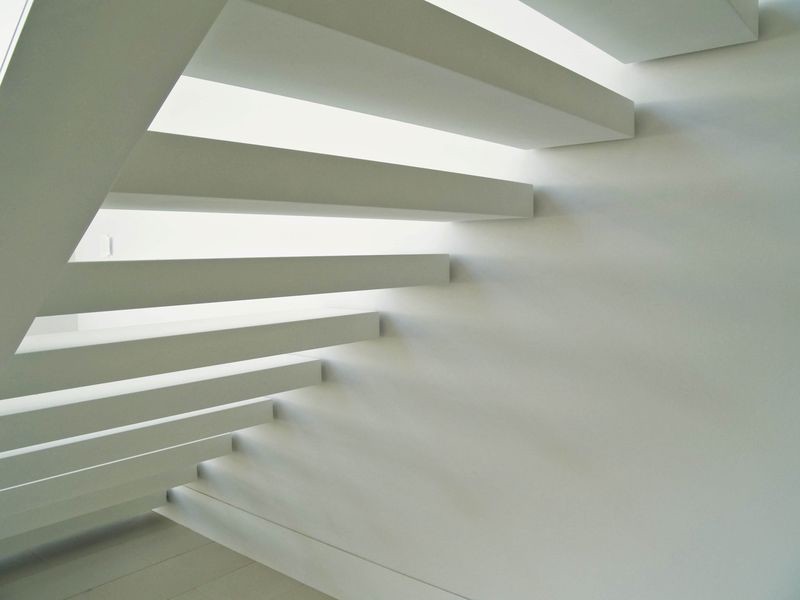 Exemple d'un grand escalier sans contremarche flottant exotique avec des marches en acrylique.