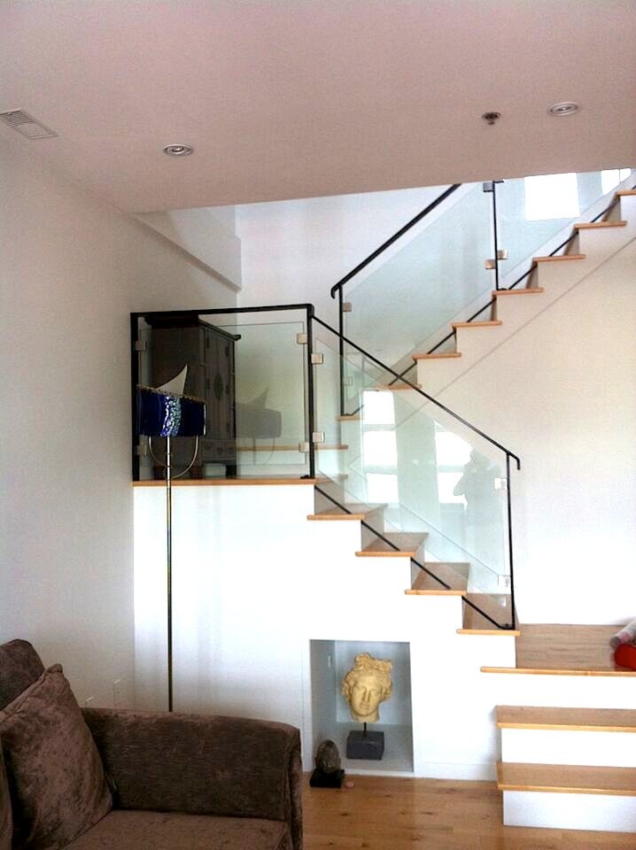 Photo of a large modern staircase in Toronto.
