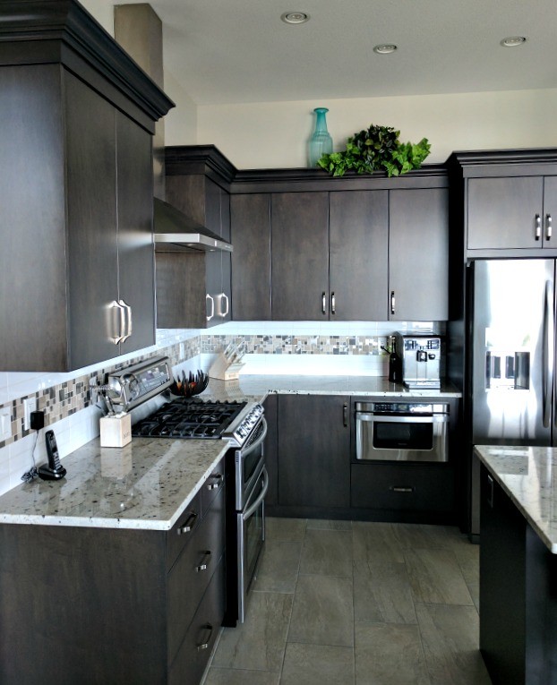 Kitchen - transitional kitchen idea in Vancouver