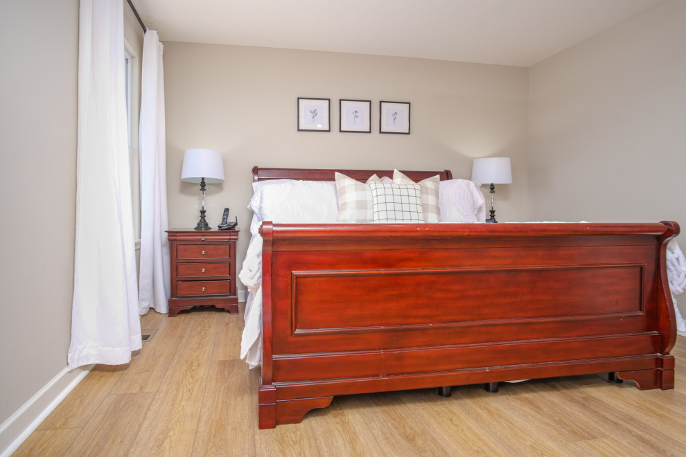 Источник вдохновения для домашнего уюта: хозяйская спальня среднего размера в стиле кантри с серыми стенами, полом из винила и коричневым полом
