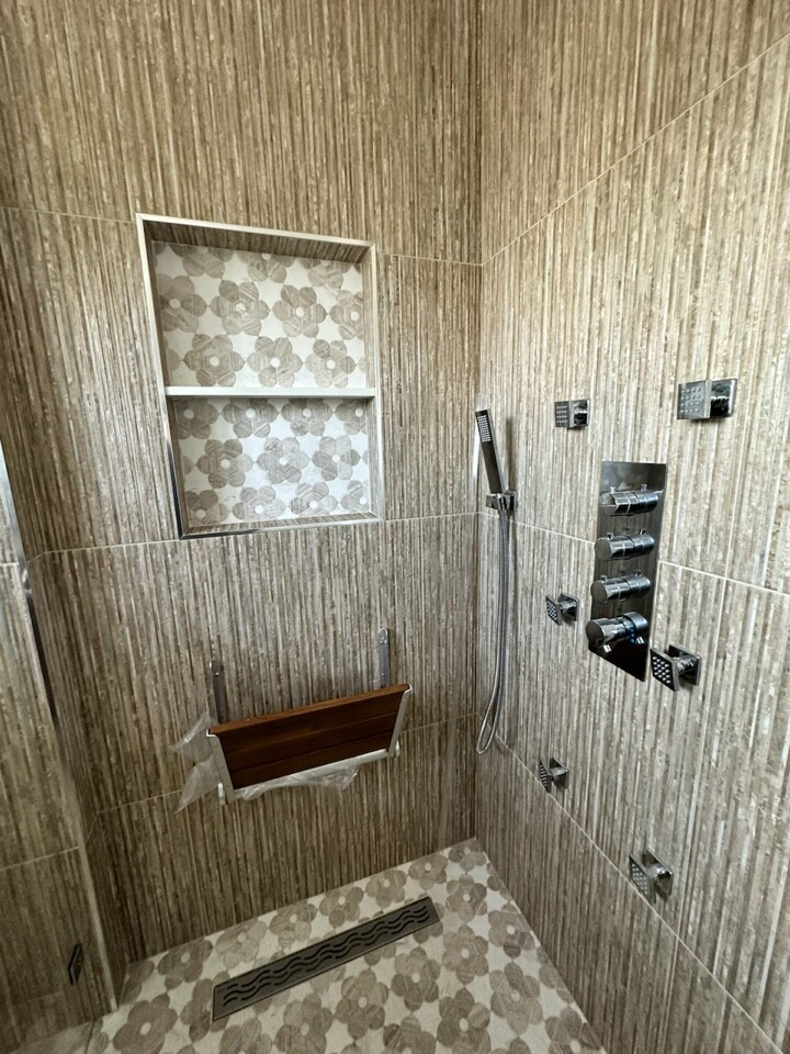 Пример оригинального дизайна: ванная комната в современном стиле с бежевыми фасадами, душем без бортиков, бежевой плиткой, плиткой под дерево, бежевыми стенами, полом из мозаичной плитки, врезной раковиной, столешницей из кварцита, душем с распашными дверями, белой столешницей, нишей, тумбой под одну раковину и напольной тумбой