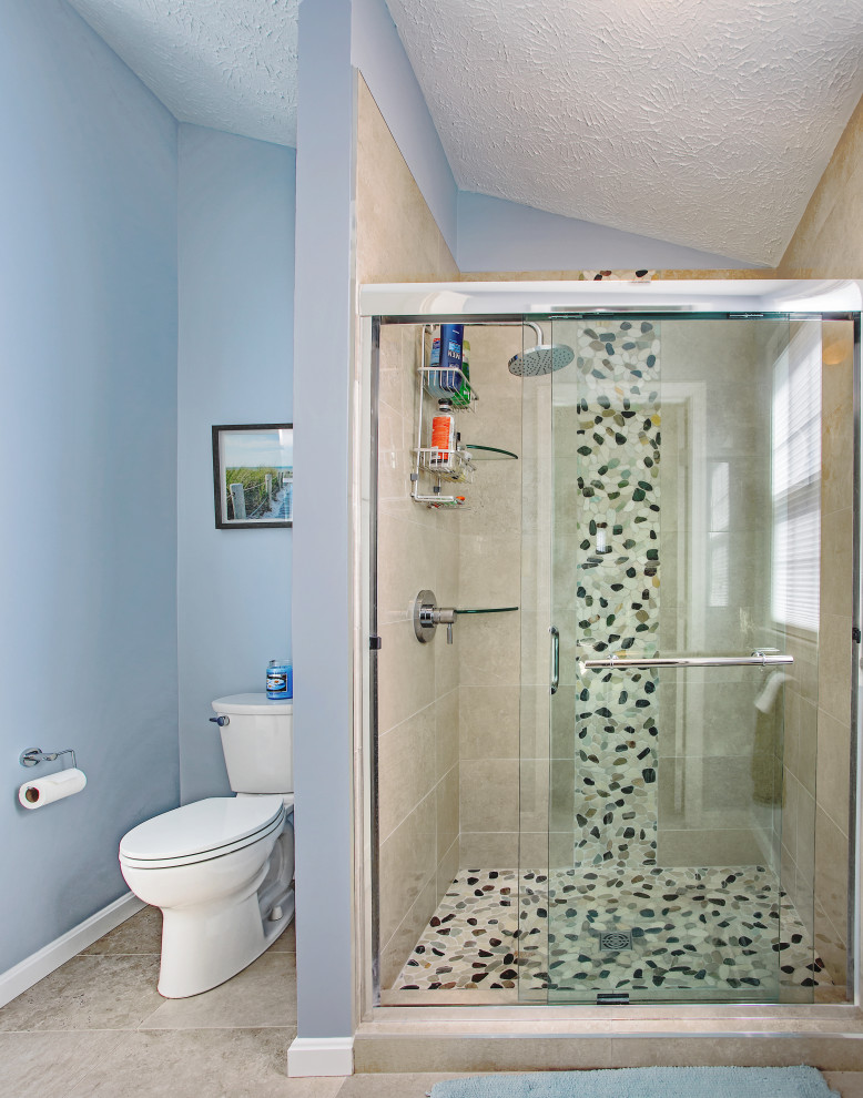 На фото: главная ванная комната среднего размера в стиле неоклассика (современная классика) с фасадами в стиле шейкер, белыми фасадами, отдельно стоящей ванной, душем в нише, раздельным унитазом, разноцветной плиткой, галечной плиткой, синими стенами, полом из керамогранита, врезной раковиной, столешницей из искусственного кварца, бежевым полом, душем с распашными дверями, белой столешницей, нишей, тумбой под две раковины, встроенной тумбой и сводчатым потолком