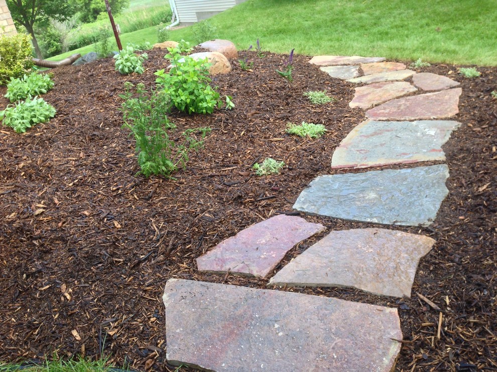 Photo of a garden in Minneapolis with natural stone pavers.