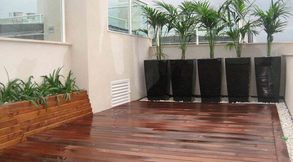 Small modern rooftop deck in Malaga with a container garden and no cover.