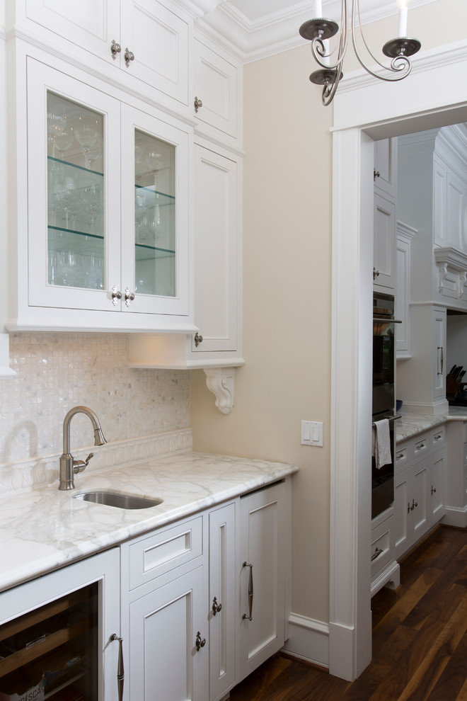 Exempel på ett stort klassiskt vit vitt kök, med en rustik diskho, skåp i shakerstil, vita skåp, marmorbänkskiva, vitt stänkskydd, stänkskydd i glaskakel, rostfria vitvaror, mellanmörkt trägolv, en köksö och brunt golv