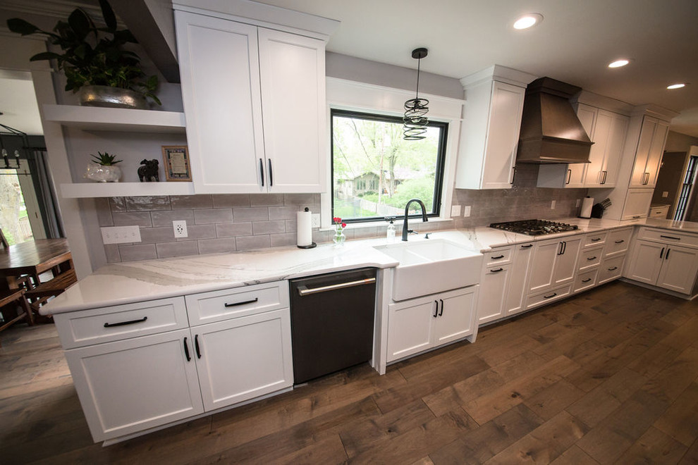 Kitchen - transitional kitchen idea in Omaha
