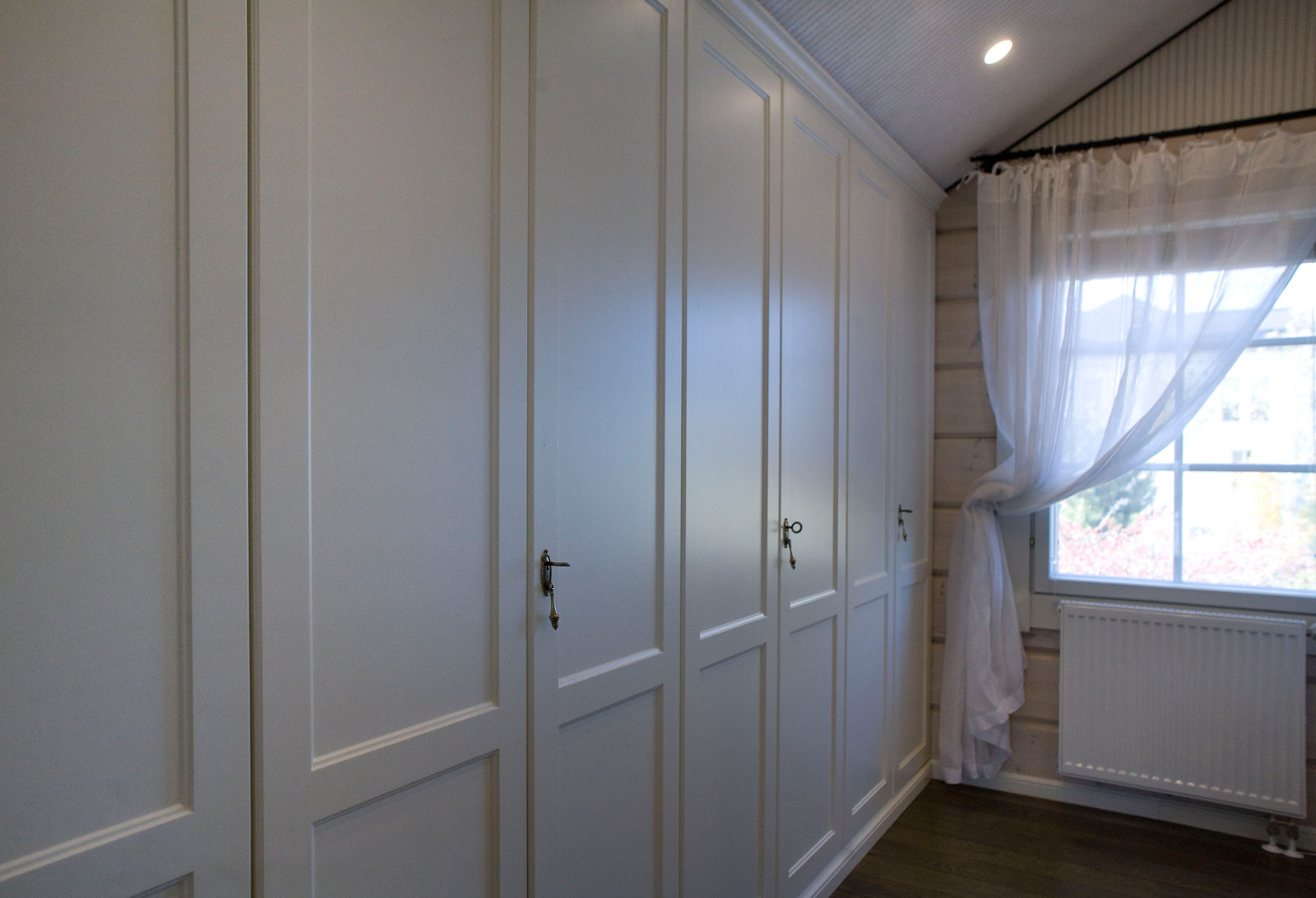 Гардеробная в деревянном доме