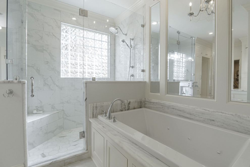 Идея дизайна: большая главная ванная комната в классическом стиле с фасадами с утопленной филенкой, белыми фасадами, ванной в нише, открытым душем, раздельным унитазом, белой плиткой, плиткой из листового камня, белыми стенами, полом из керамогранита, врезной раковиной, мраморной столешницей, белым полом, душем с распашными дверями, белой столешницей, тумбой под одну раковину и встроенной тумбой