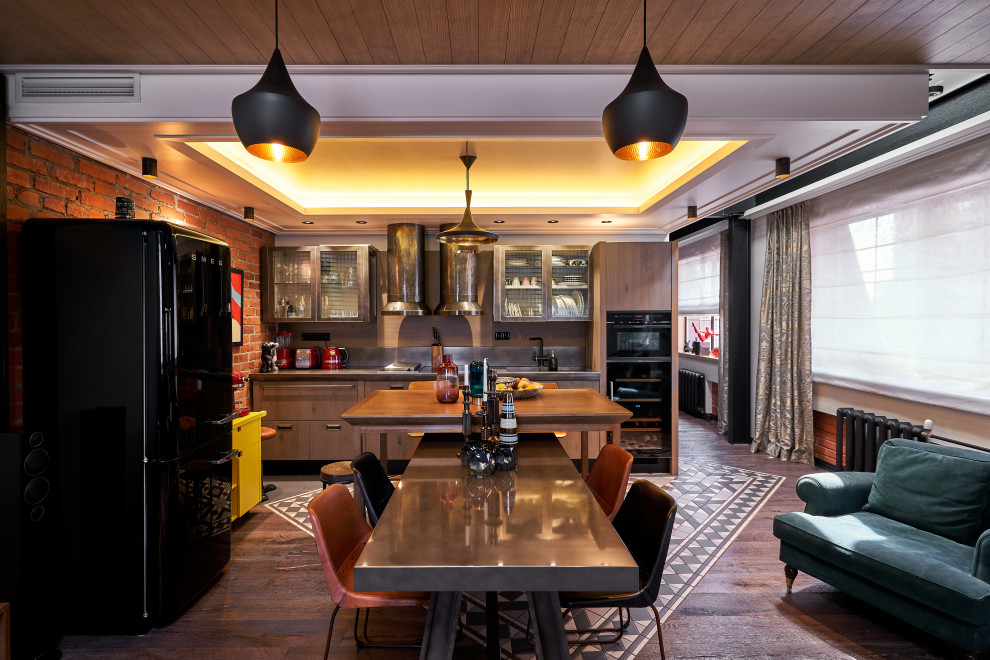 На фото: кухня-столовая среднего размера в стиле лофт с белыми стенами, темным паркетным полом, серым полом, многоуровневым потолком и кирпичными стенами с
