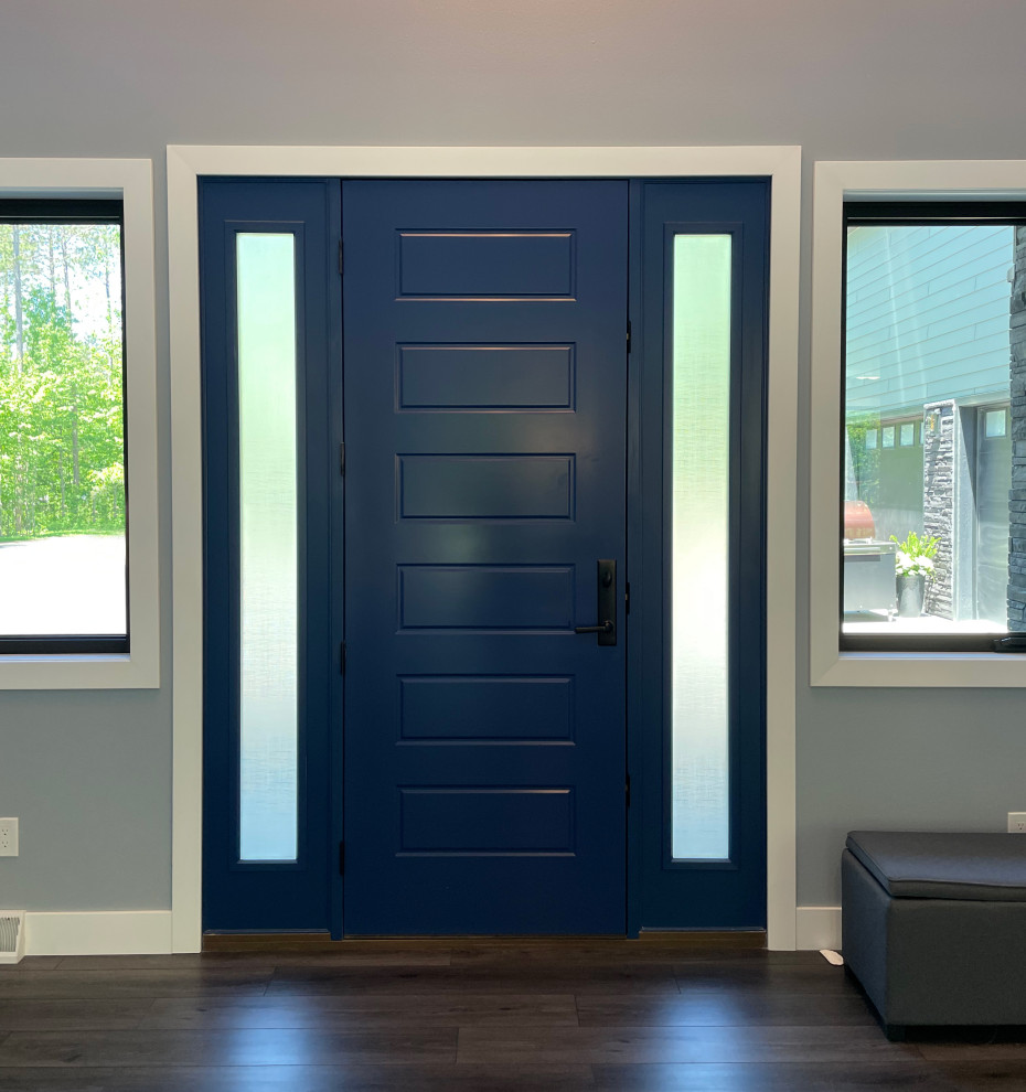 На фото: входная дверь в стиле модернизм с одностворчатой входной дверью и синей входной дверью с