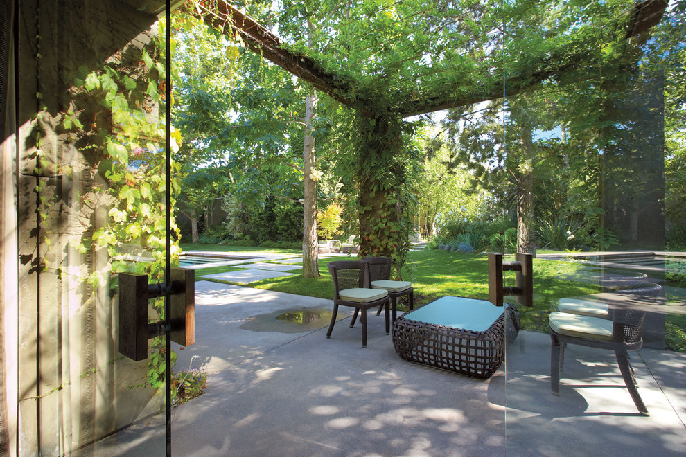 Photo of a contemporary patio in Orange County.