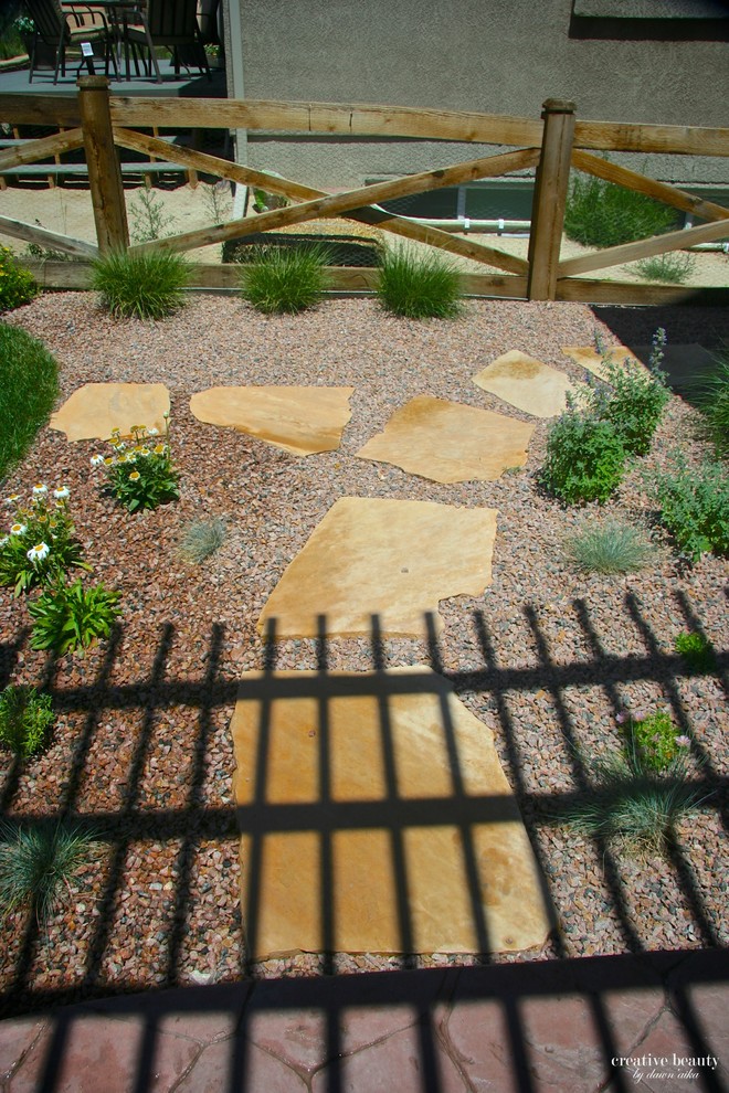 Design ideas for a traditional backyard garden in Denver.