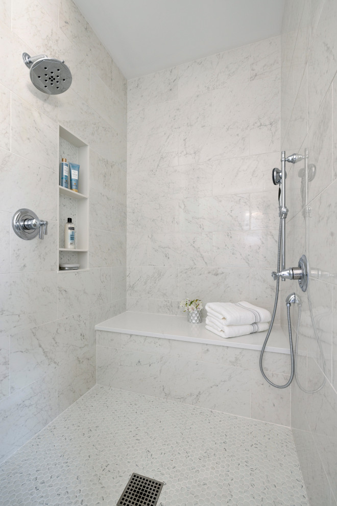 Idéer för ett vit en-suite badrum, med luckor med infälld panel, blå skåp, ett undermonterat badkar, en dusch i en alkov, en toalettstol med separat cisternkåpa, vit kakel, marmorkakel, grå väggar, marmorgolv, ett undermonterad handfat, bänkskiva i kvarts, vitt golv och dusch med gångjärnsdörr