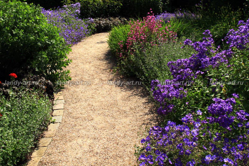Использование сыпучих материалов в саду.