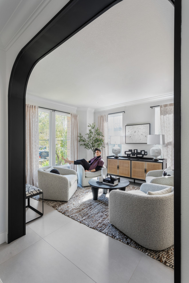 Стильный дизайн: маленькая парадная, изолированная гостиная комната в современном стиле с полом из керамогранита, серым полом и обоями на стенах для на участке и в саду - последний тренд