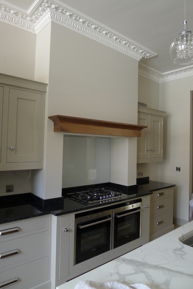 Design ideas for a traditional kitchen in London.