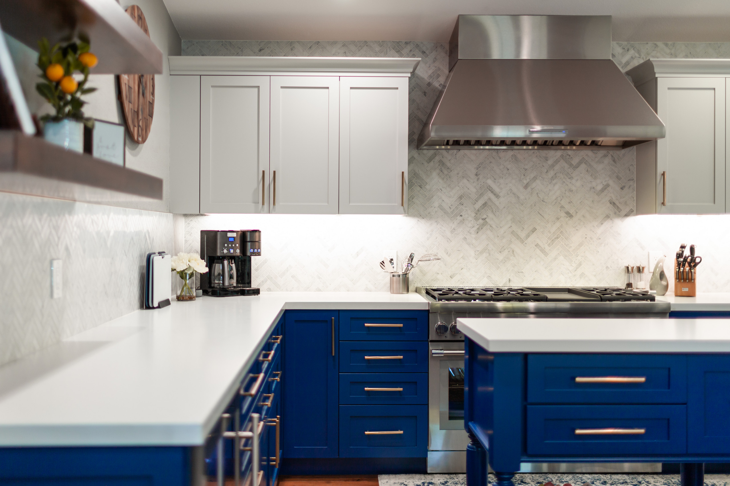 Stunning Kitchen w Blue Island