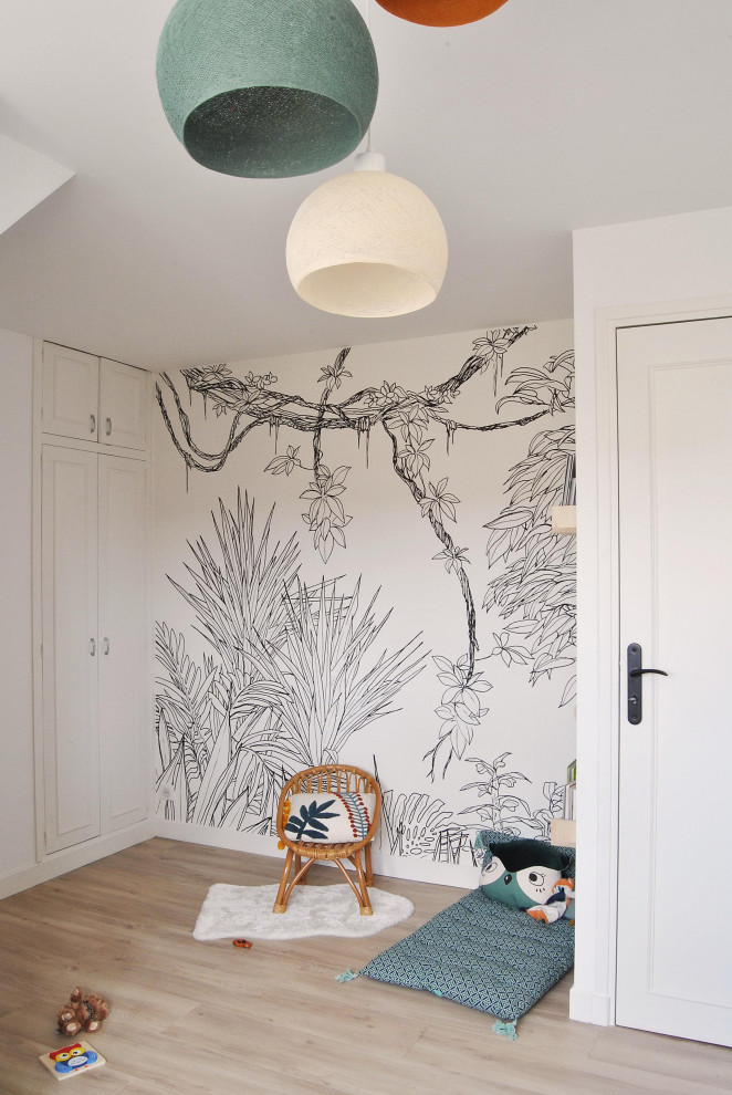Exemple d'une chambre d'enfant scandinave de taille moyenne avec un mur blanc, sol en stratifié et du papier peint.