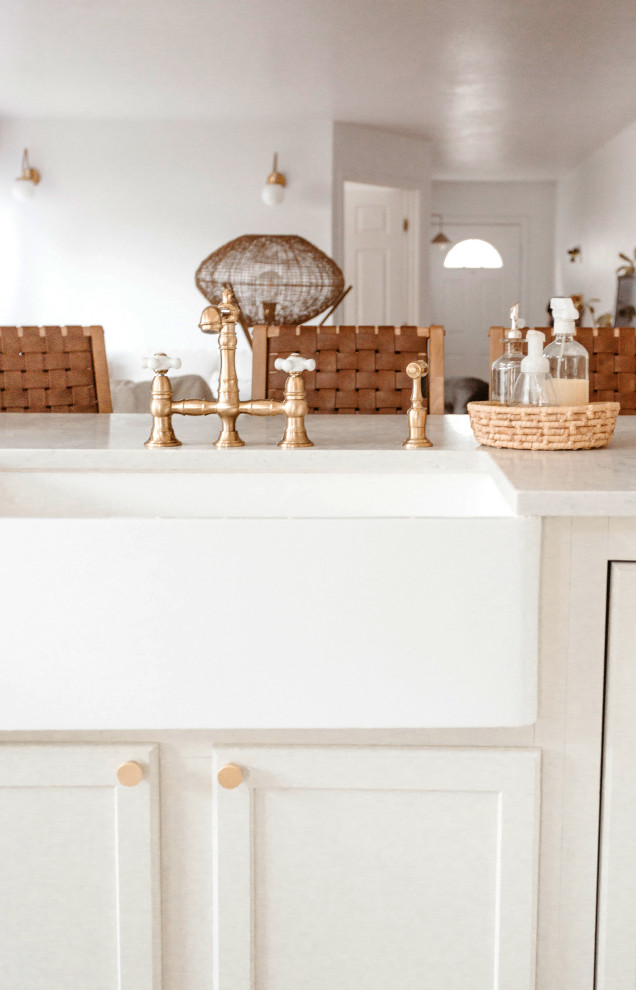 Immagine di una cucina scandinava di medie dimensioni con lavello stile country, ante bianche e top bianco