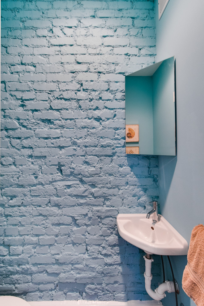 Стильный дизайн: маленький туалет в стиле неоклассика (современная классика) с синей плиткой, синими стенами, темным паркетным полом, подвесной раковиной, коричневым полом и подвесной тумбой для на участке и в саду - последний тренд
