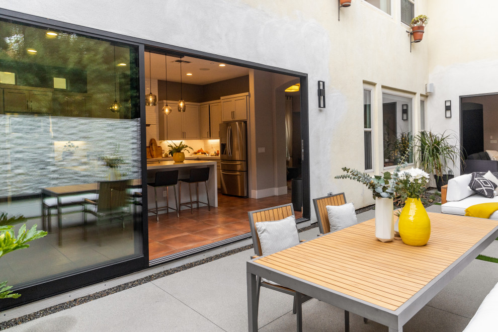 Design ideas for a contemporary patio in San Diego.