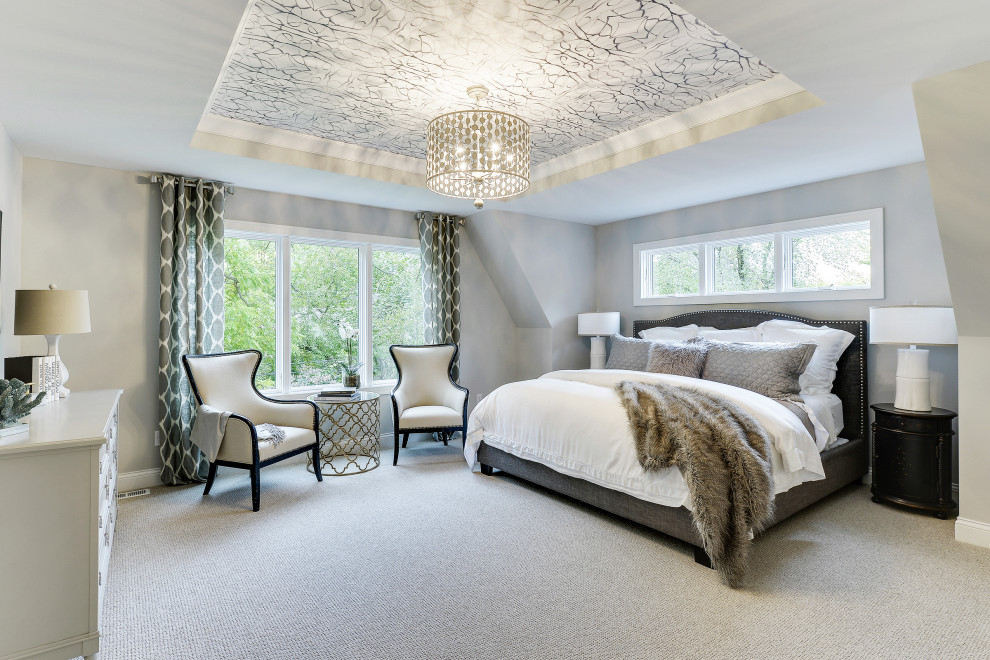 Свежая идея для дизайна: большая хозяйская спальня в классическом стиле с серыми стенами, ковровым покрытием, серым полом и многоуровневым потолком без камина - отличное фото интерьера