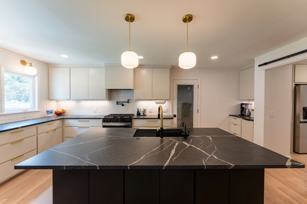 Modern Kitchen and Laundry Room
