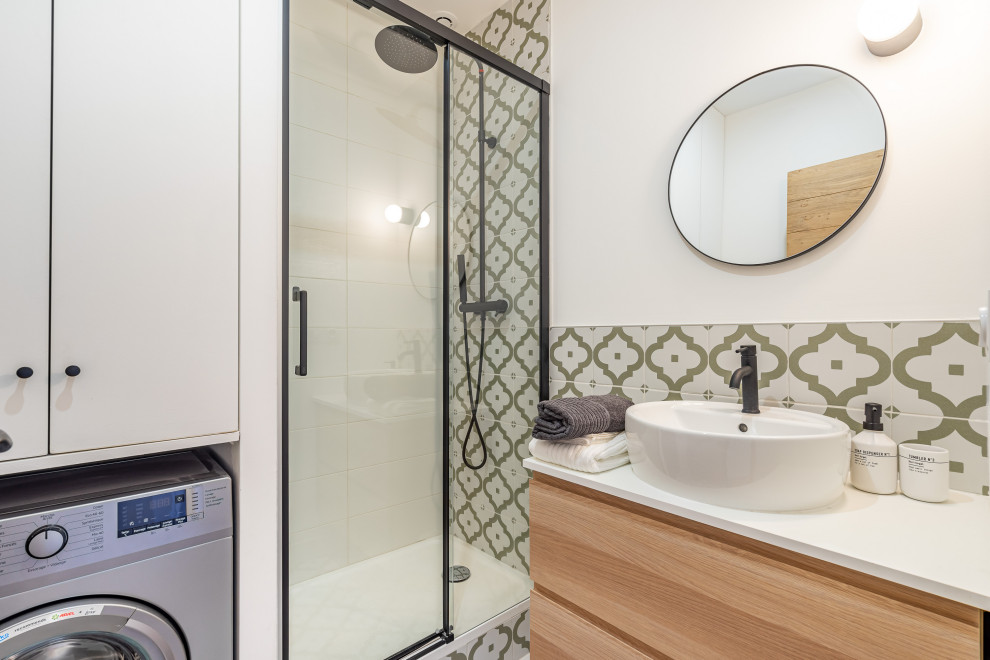 Источник вдохновения для домашнего уюта: маленькая ванная комната в современном стиле с фасадами с декоративным кантом, душем без бортиков, раздельным унитазом, разноцветной плиткой, цементной плиткой, разноцветными стенами, полом из цементной плитки, душевой кабиной, накладной раковиной, душем с раздвижными дверями, нишей, тумбой под одну раковину, встроенной тумбой и многоуровневым потолком для на участке и в саду