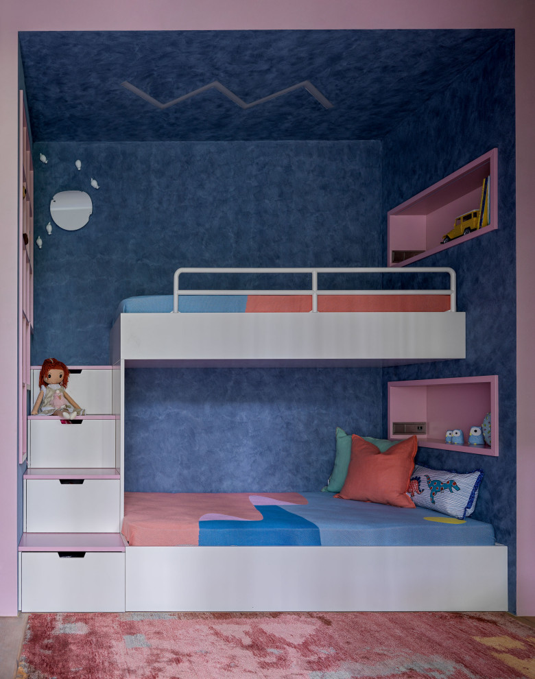 Пример оригинального дизайна: гостиная комната в стиле фьюжн с тюлем на окнах и зоной отдыха