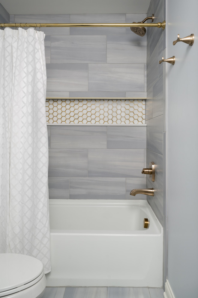 Foto di una stanza da bagno con doccia minimalista di medie dimensioni con vasca ad angolo, vasca/doccia, WC monopezzo, pareti grigie, lavabo sottopiano, doccia con tenda e un lavabo