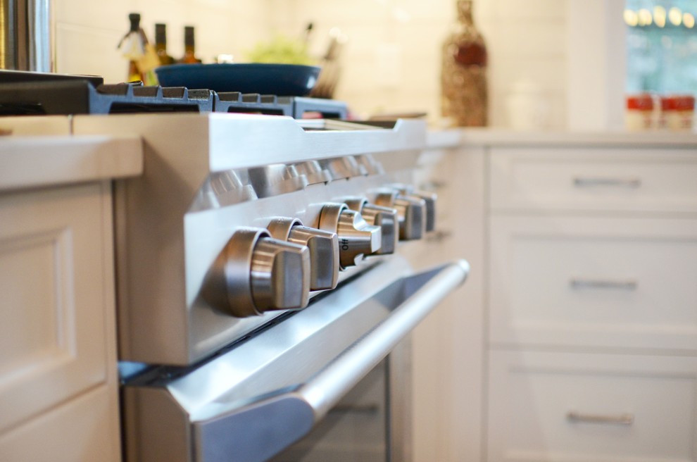 Kitchen - transitional kitchen idea in Calgary