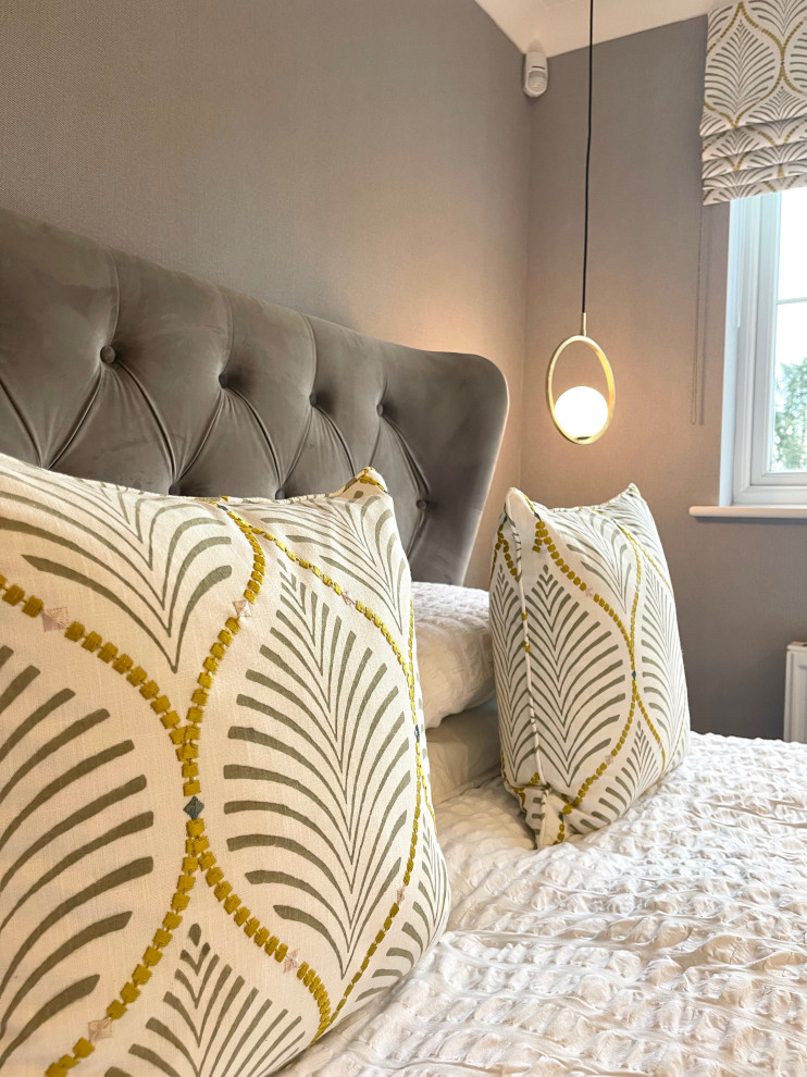 Mittelgroßes Modernes Hauptschlafzimmer mit grauer Wandfarbe, Teppichboden, grauem Boden und Tapetenwänden in Hertfordshire