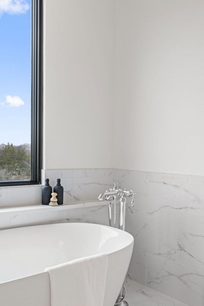 Example of a transitional bathroom design in Dallas