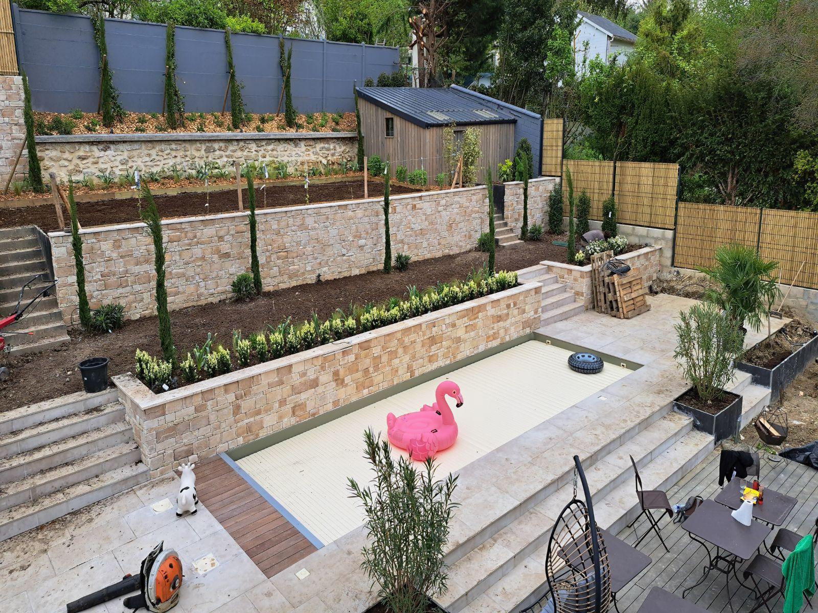 Un jardin en pente d'ambiance méditerranéenne