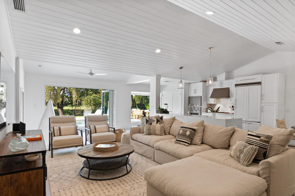 Immagine di un soggiorno eclettico di medie dimensioni e aperto con pareti bianche, parquet chiaro, TV a parete, pavimento bianco e soffitto in perlinato